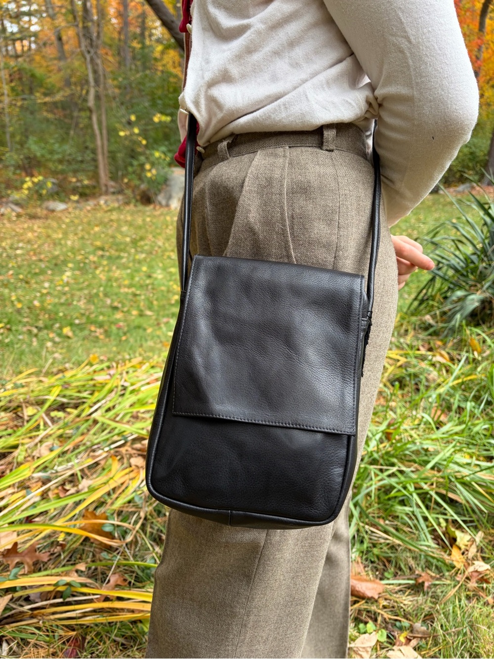 Sven Black Leather Messenger Crossbody